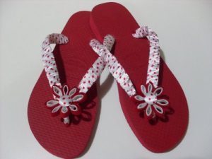 HAVAIANAS DE FLOR DE VIÉS, TIARA, TIC E TAC A PRETO E BRANCO