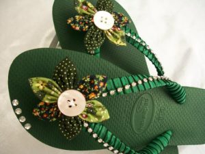 Havaianas verdes com tecidos e fuxico