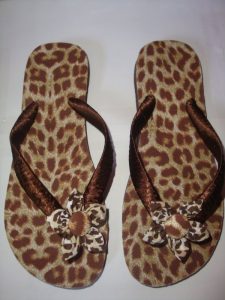 Havaianas com flor de fuxico e tecido de onça