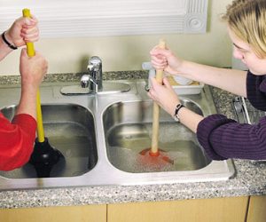 Como desentupir a pia da cozinha por conta própria